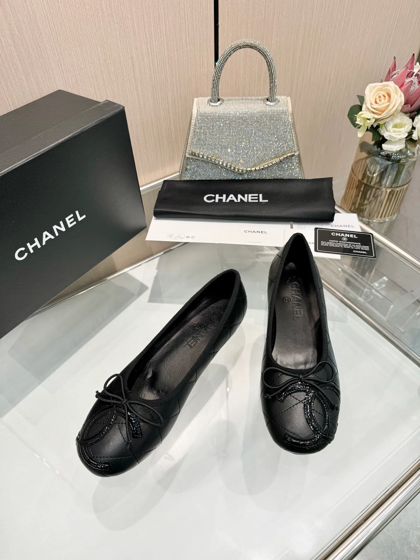 👟👟Ex-factory price 500👟👟 | ²⁰²5 𝐬𝐬 🤍🤎𝐂𝐇𝐀𝐍𝐄𝐋Chanel 26A catwalk style handmade Mary Jane women's shoes. Ballet shoes are so amazing, the bow pattern is so cute! Even if I don’t wear flat shoes, I can’t resist the temptation! The second recommended pair of Chanel logo women's shoes has great texture and is versatile. It is made of lambskin and has an original two-color outsole. Size: 35-40 (41 can be customized and cannot be returned or exchanged)